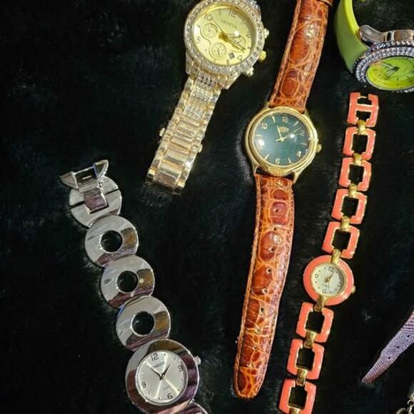 Resellers lot #104R of working watches main image 5